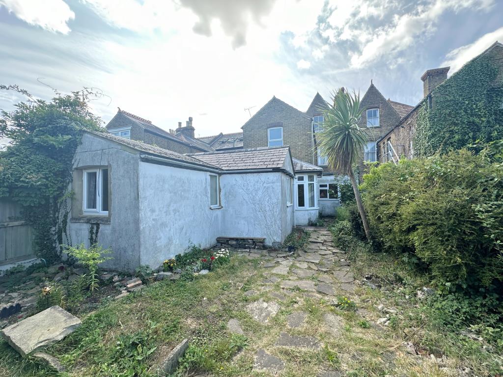 Lot: 88 - FREEHOLD BLOCK OF TWO LARGE THREE-BEDROOM FLATS - Garden to rear